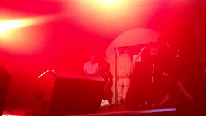 lady gaga tirando roupa show