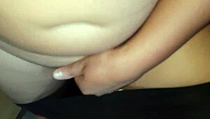 I lunsjpausen runker landsbyjenta fitta si?