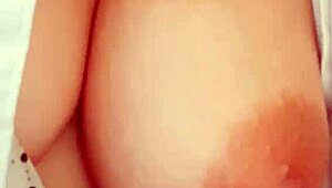 Quero que meus vizinhos me vejam me masturbando e esguichando ao ar livre, mas errei as palavras