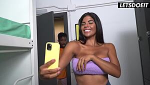 Obrovská poskakující prsa holka Sheila Ortega uspokojená velkým černým penisem - Horny Hostel