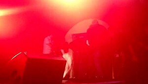 lady gaga tirando roupa show