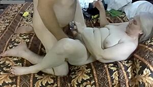 Vruća MILF jebe najboljeg друга jako