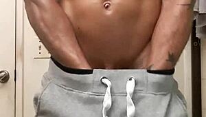 Olajat dörzsölök a nagy fekete faszomra zuhany utáni maszturbáció után