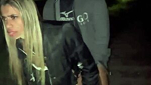 Esposa pede ajuda pra atravessar a linha de trem e da gostoso pro rapaz prestativo