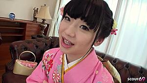 日本传统艺伎少女诱惑首次玩弄她的毛毛阴部，无码试镜