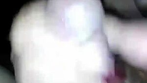 mi mucama limpia la casa y me encuentra viendo porno y decide acompa�arme y hacerme rica paja