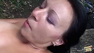 Girlfriend and boyfriend turn beach day into anal blowjob session