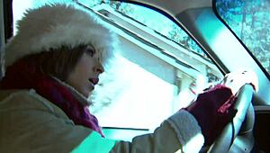 בלונדית מילף כרמן לובנה מזיינת בבקתה הררית