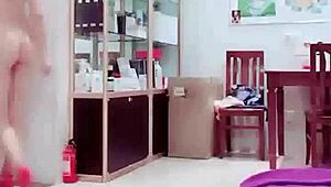 漂亮女神范白嫩女主播骚兔兔罕见蝴蝶逼 被土豪猛男全包各种随便操 竟无套猛操估计内射 高清720p完整版