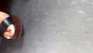 zrele noge v klinastih sandalih in natikačah candid