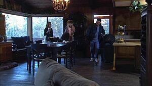 בלונדית מילף כרמן לובנה מזיינת בבקתה הררית