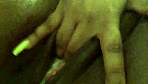 Vaau, ta scena s curenjem je pol mokrih in divjih trenutkov!