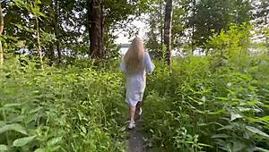 Seks berisiko outdoor sama blonde panas pakai fishnet