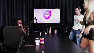 Loira Sente Calor E Tira A Roupa Depois Do Convidado Dizer Que Libertou Uma Mulher Na Casa De Swing - Jow Jow Sheer Red.