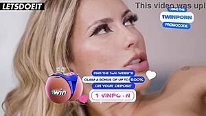 Hej, seksi blond mačeha Kenia zapeljuje pastorka v vročo jebo