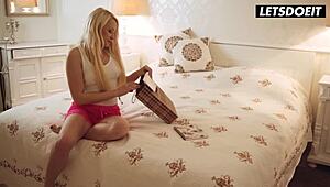 Baví mě dívat se, jak moje lesbičky sdílejí dildo do orgasmu