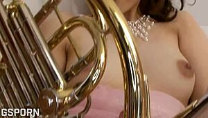 Sexy japonská muzikantka touží po horkém ptáku pro mokrou kundičku