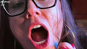 Mean bitches in foot fetish threesome