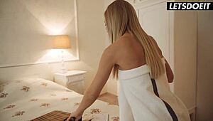 Baví mě dívat se, jak moje lesbičky sdílejí dildo do orgasmu