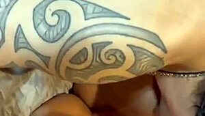 Gata entediada pede ao boy pra fazer ela gozar?