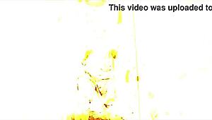 الشرموطة السكسي تعمل ستريبتيز نار بتمزيق الملابس