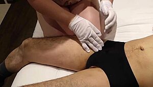 女性用のパンツを穿かされ、ペニスとボールを両手で叩きながらマッサージする変態女bbw