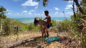 נתפסתי עושה אנאל בחוף ונותנת מציצות בציבור – כיף חובבני!