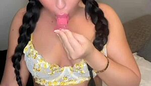 Esposa japonesa en corrida interna infiel al lado de cornudo