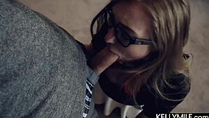 Gradi uzbuđenje shvatajući da ruke neće utažiti bolnu vlažnu pičku pa ide u grubu dominaciju