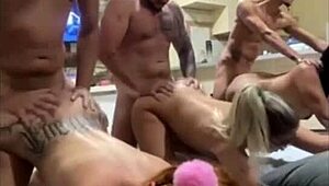 Skupina žensk se sprošča na kavču.