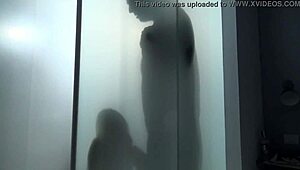 Blondi 18+ tuntee tunteita suihkussa imien ja nuollen