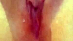 Branquinha de piercing se tocando at� gozar videos