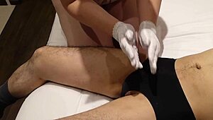 女性用のパンツを穿かされ、ペニスとボールを両手で叩きながらマッサージする変態女bbw