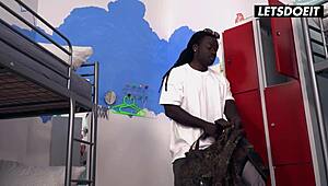 Eveline Dellai velká prdel česká holka tvrdý anal sex s velkým černým kurem - Horny Hostel