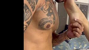 Metendo na bucetinha da faxineira com os amigos