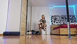 ショートヘアでハイヒールと靴下のセクシーショー披露