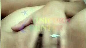 esfregando a bucetinha resolvi dedar o cuzinho tamb�m