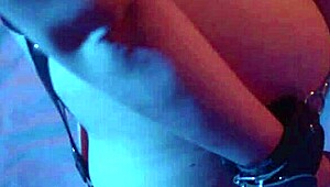 Kinky kille pissar i ansiktet och kör hård analrövknull