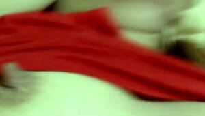 Красива мащеха с голяма путка - ѝ пръстирам и тя лудо мастурбира