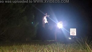 Conheci dois fãs na balada, fiquei molhadinha e deixei eles me foder no meio da rua ao ar livre sem cortes!