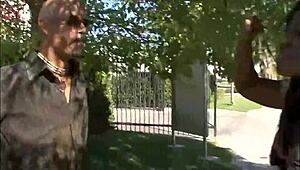 ヴァネッサが巨大黒人チンポを狭いマンコに欲しがる！