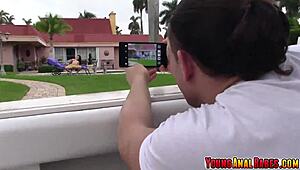 Kimber Woods con el culo follado por voyeur mientras toma el sol 😈