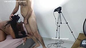 Adivinha de quem é o pau essa esposa rabuda quis tentar adivinhar qual pau estava fodendo ela no cuzinho e na buceta ficou toda fodida com três paus pretos