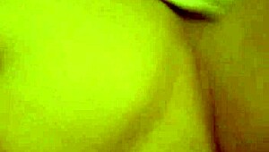 Milfka nevlastná mama strieka na obrovský chuj