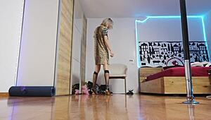 짧은 머리 양말 신고 하이힐 패션쇼 뽐냄