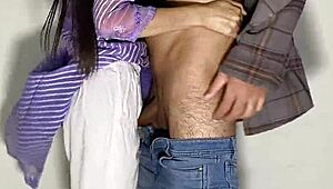 स्कूल मैथ टीचर ने इंग्लिश टीचर से बाथरूम में इंटेंसली मिलन किया