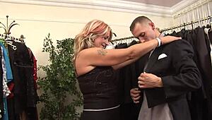 Zrela baka kućka uživa u svakodnevnom životu