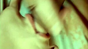 Milf syväkurkkuu ja ottaa anaalia lähikuvassa