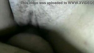 Ekte par knuller mens venn ser på ender i creampie