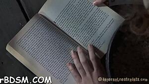 속박된 년들 보지 장난감으로 거칠게 괴롭히기